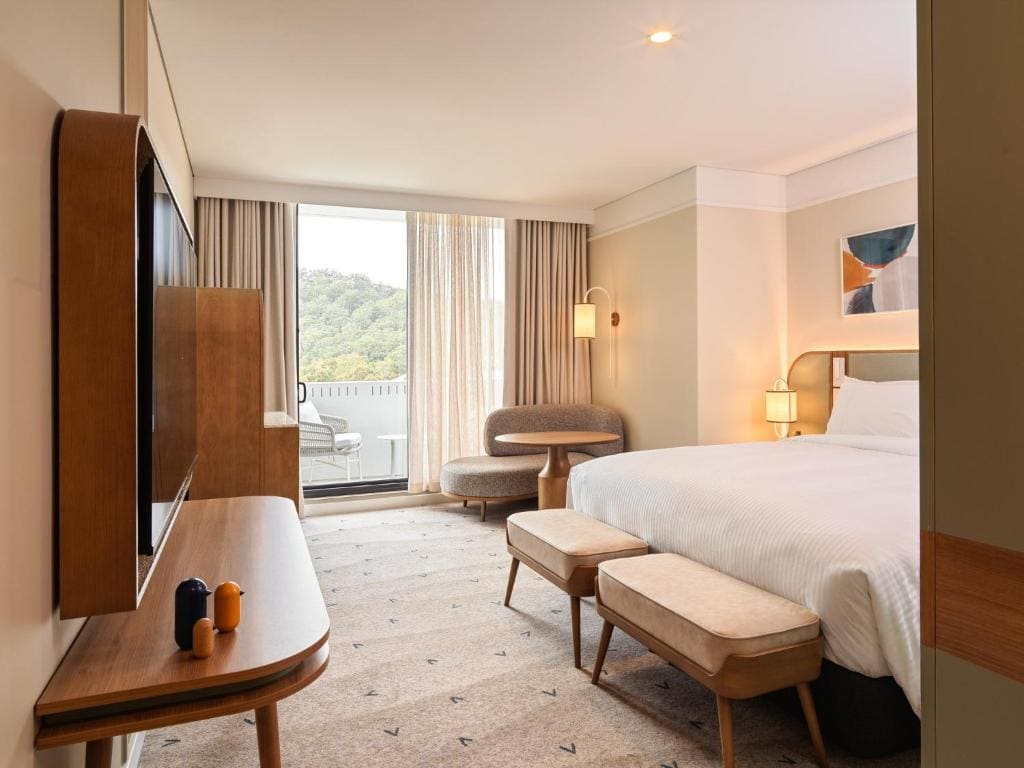 Premium King Room with Balcony room - Image 2