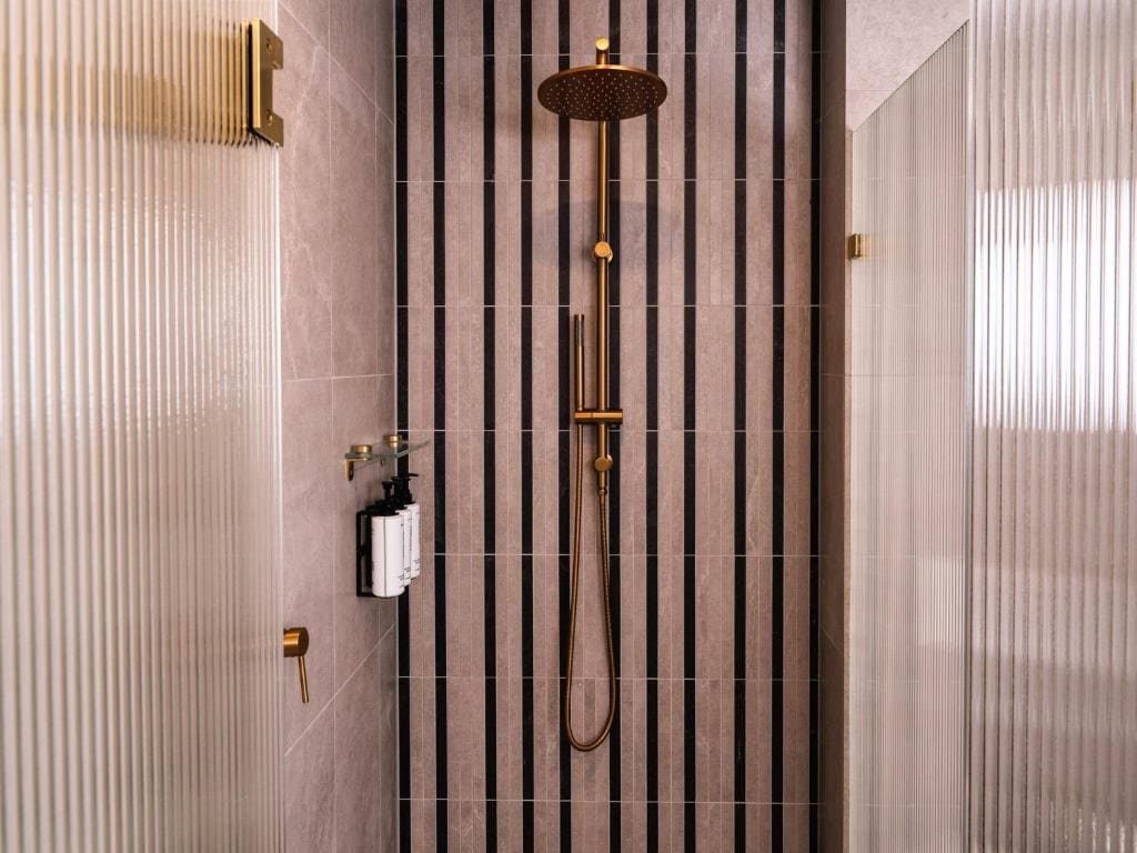 King Suite with City and View Balcony room - Image 3