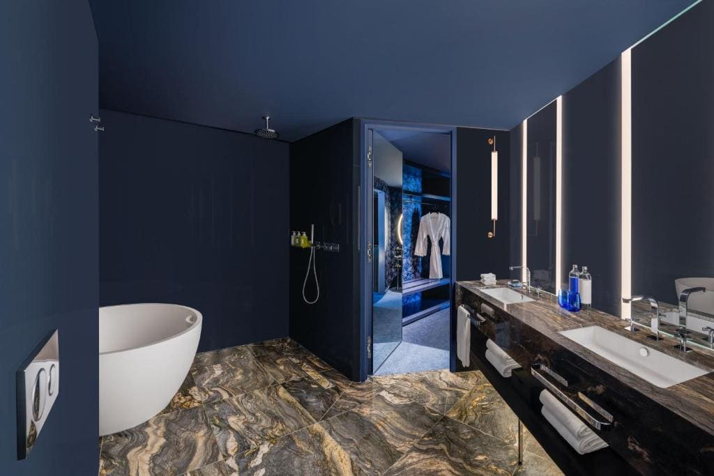 Penthouse II, 1 Bedroom Suite, 1 King, Darling Harbour view room - Image 2