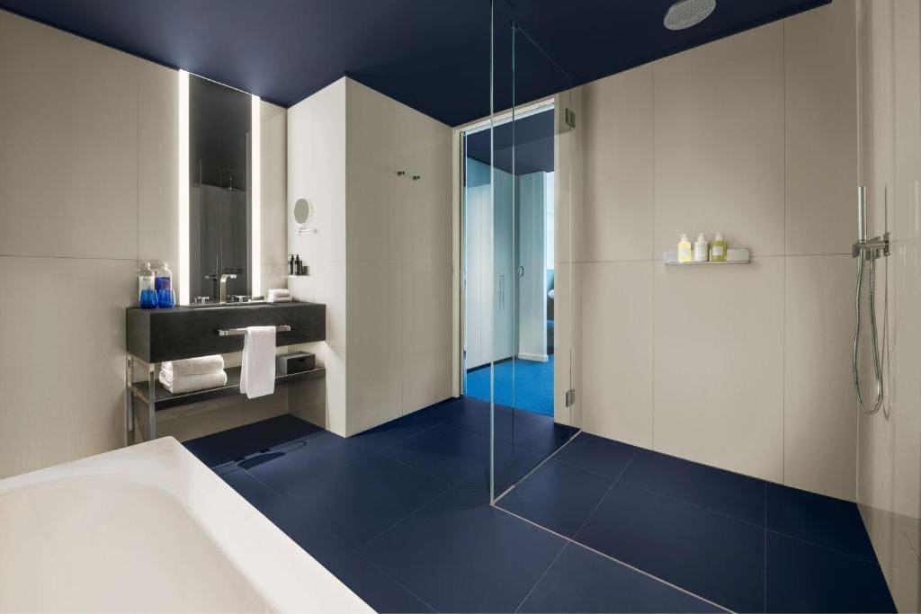 Deluxe Studio, Studio, 1 King, City view room - Image 2