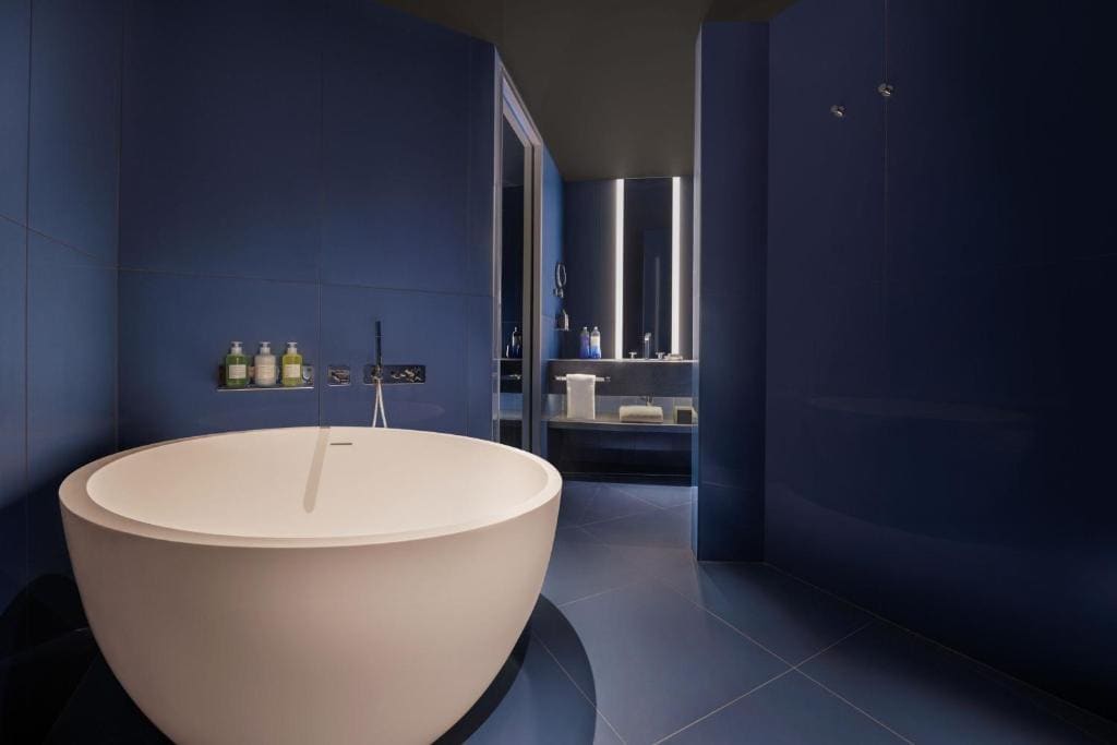 Urban Suite, 1 Bedroom Suite, 1 King, City view room - Image 3