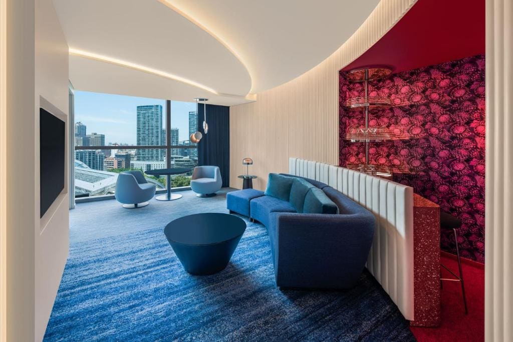 Urban Suite, 1 Bedroom Suite, 1 King, City view room - Image 2