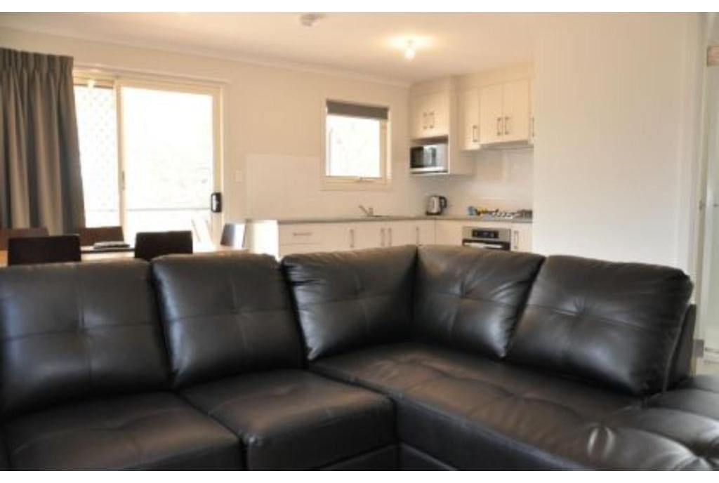 Deluxe 2 Bedroom Cabin - Sleeps 4 room - Image 3