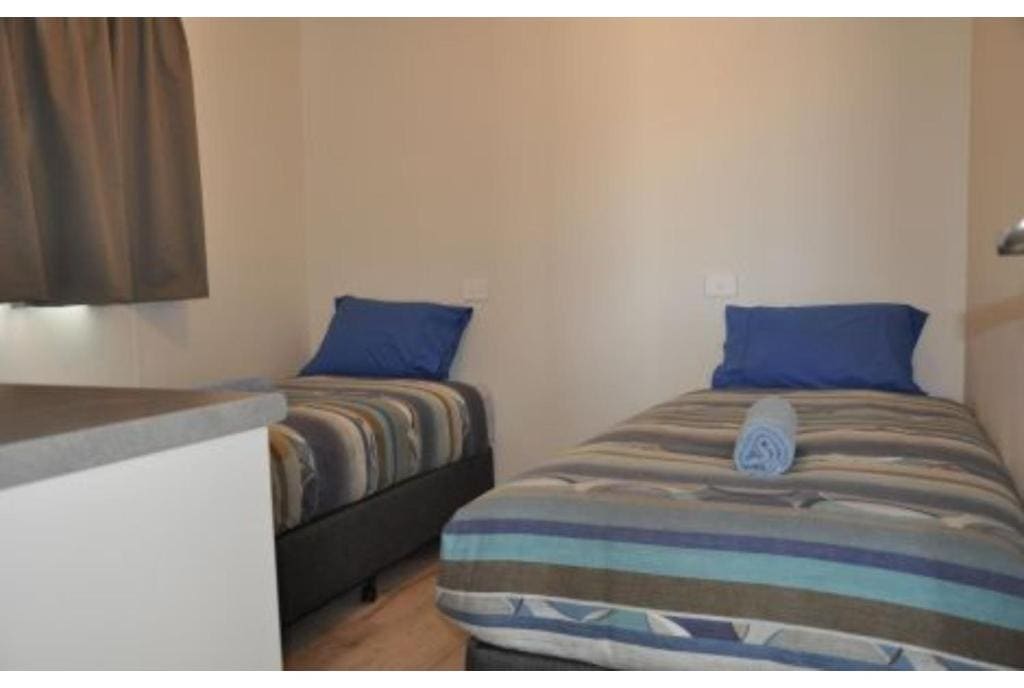 Deluxe 2 Bedroom Cabin - Sleeps 4 room - Image 2