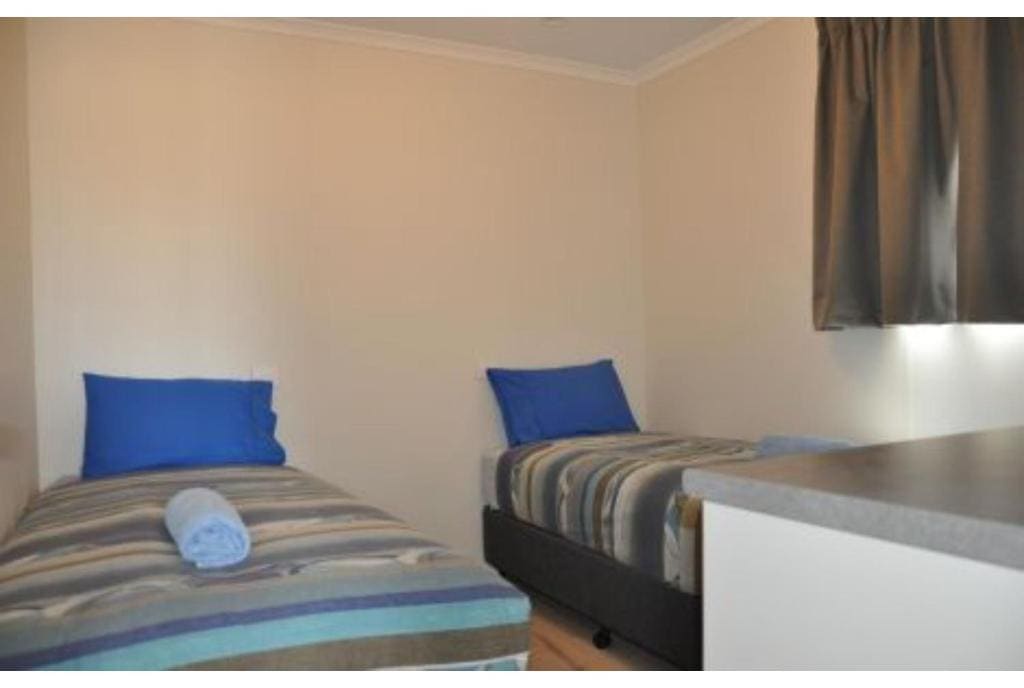Deluxe 2 Bedroom Cabin - Sleeps 4 room - Image 1