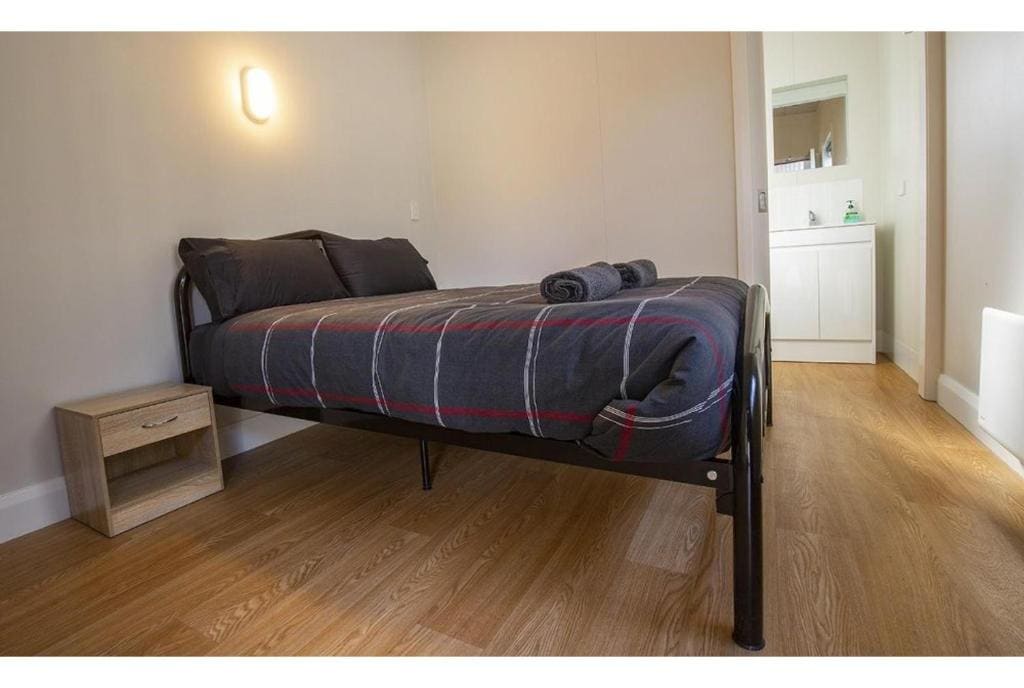 Economy Lodge Motel Room room - Image 1