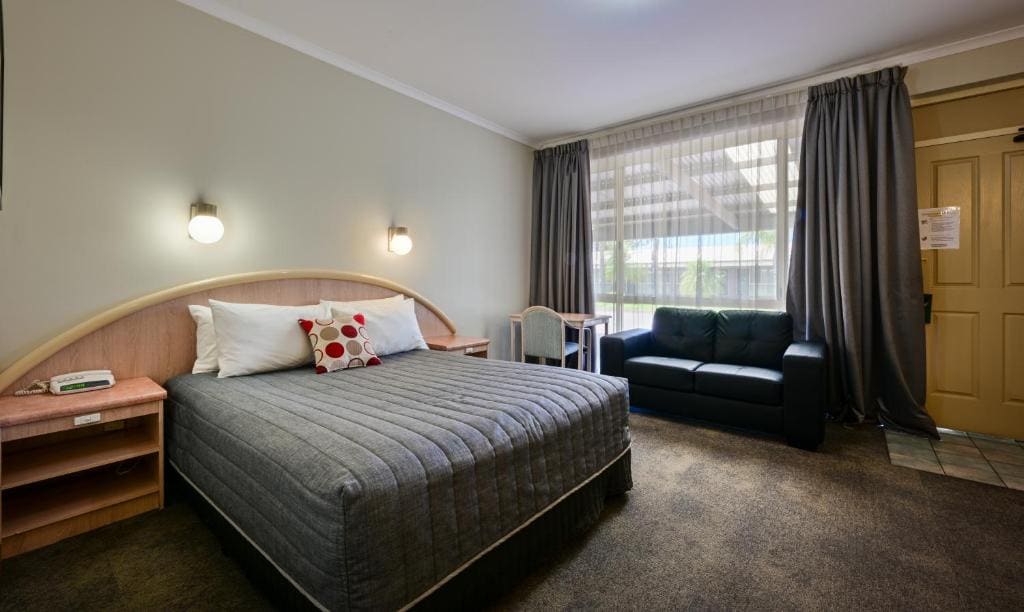 Palms Queen Room room - Image 1