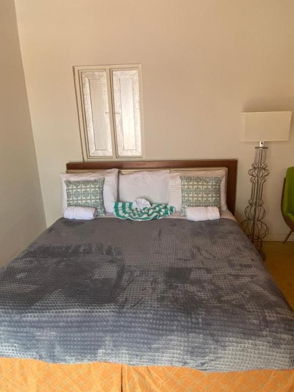 Apartment with Mountain View room - Image 3