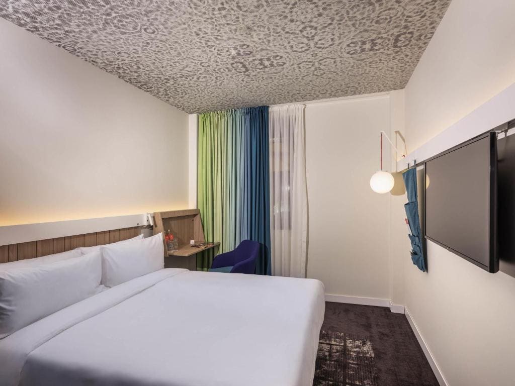 Budget Double Room with Atrium View room - Image 2