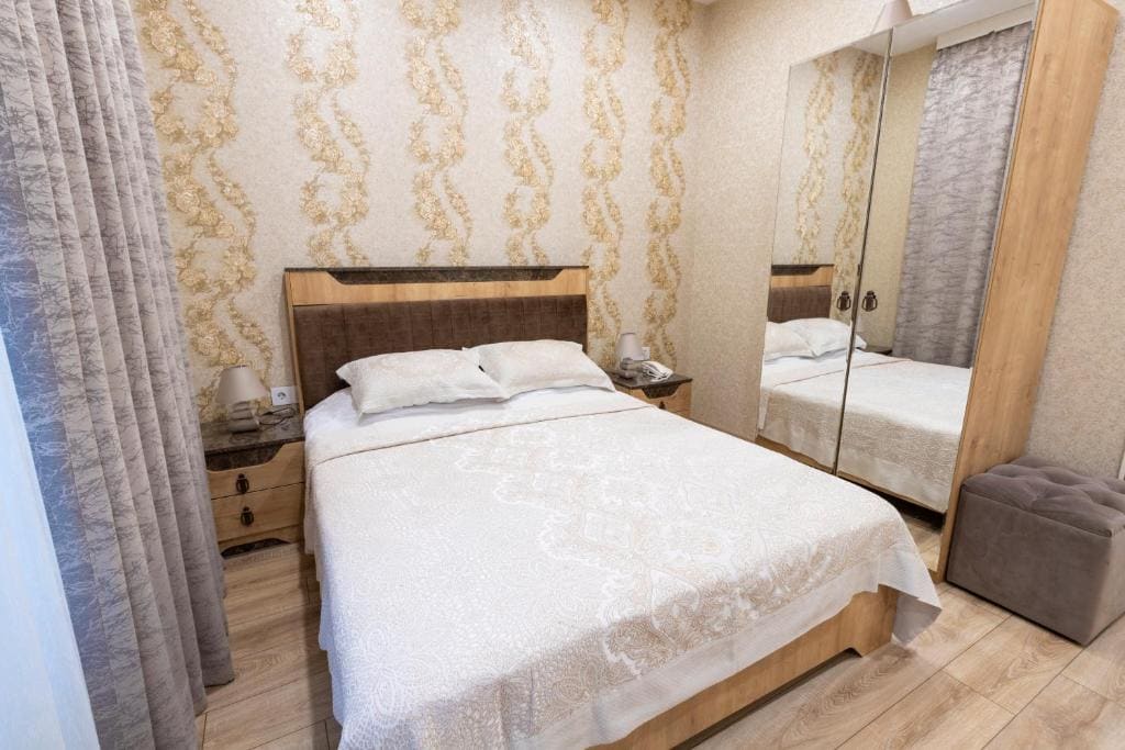 Deluxe Double Room with Shower room - Image 2