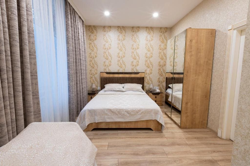 Deluxe Double Room with Shower room - Image 3