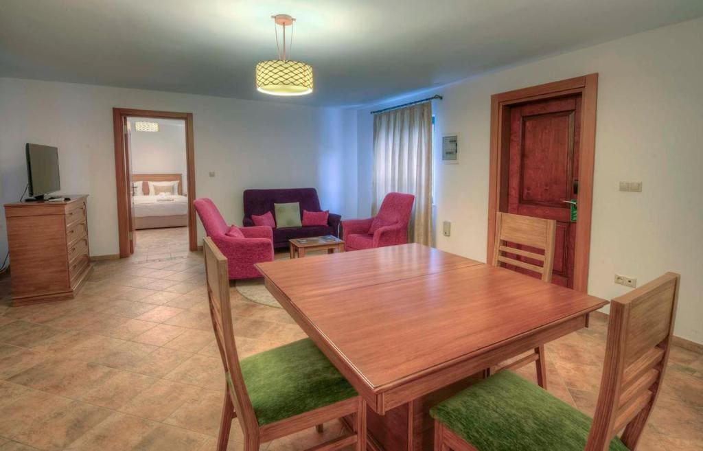 Apartment with Pool View room - Image 3