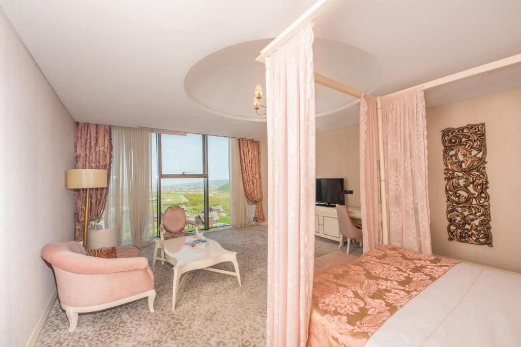 Honeymoon Suite room - Image 2