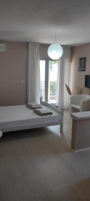 Deluxe Double Room with Balcony room - Image 2