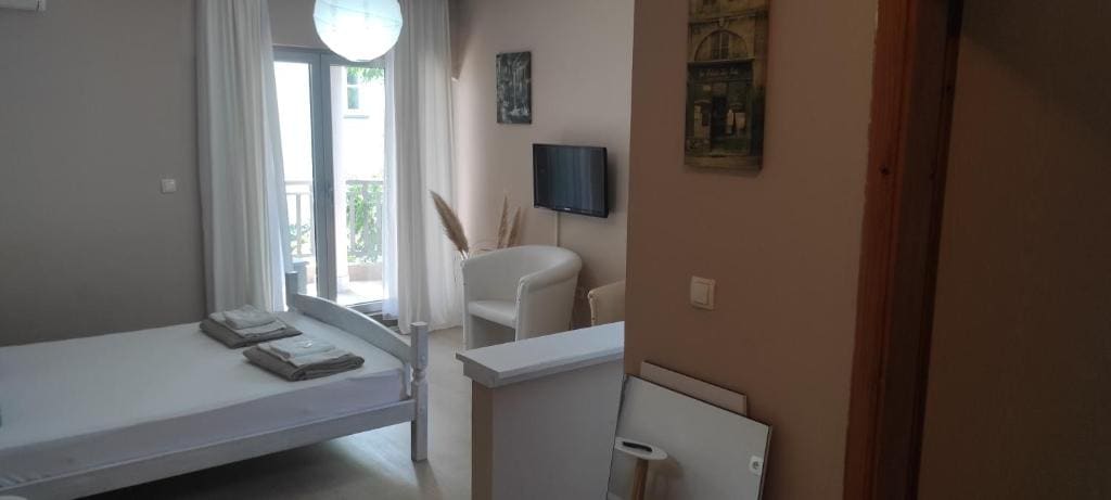 Deluxe Double Room with Balcony room - Image 3