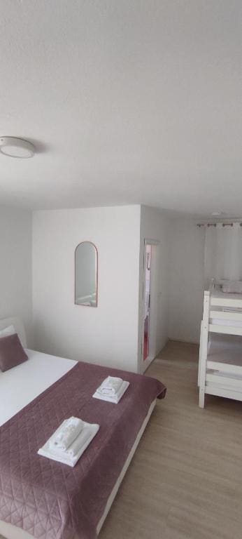 Deluxe Family Room room - Image 2