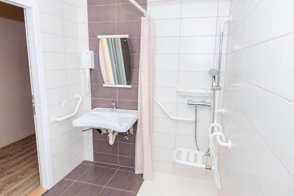 Twin Room - Disability Access room - Image 3