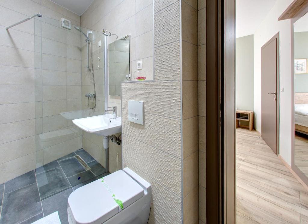 Single Room with Balcony room - Image 3
