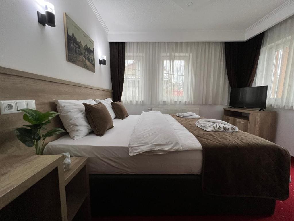 Deluxe Double Room with Balcony room - Image 3