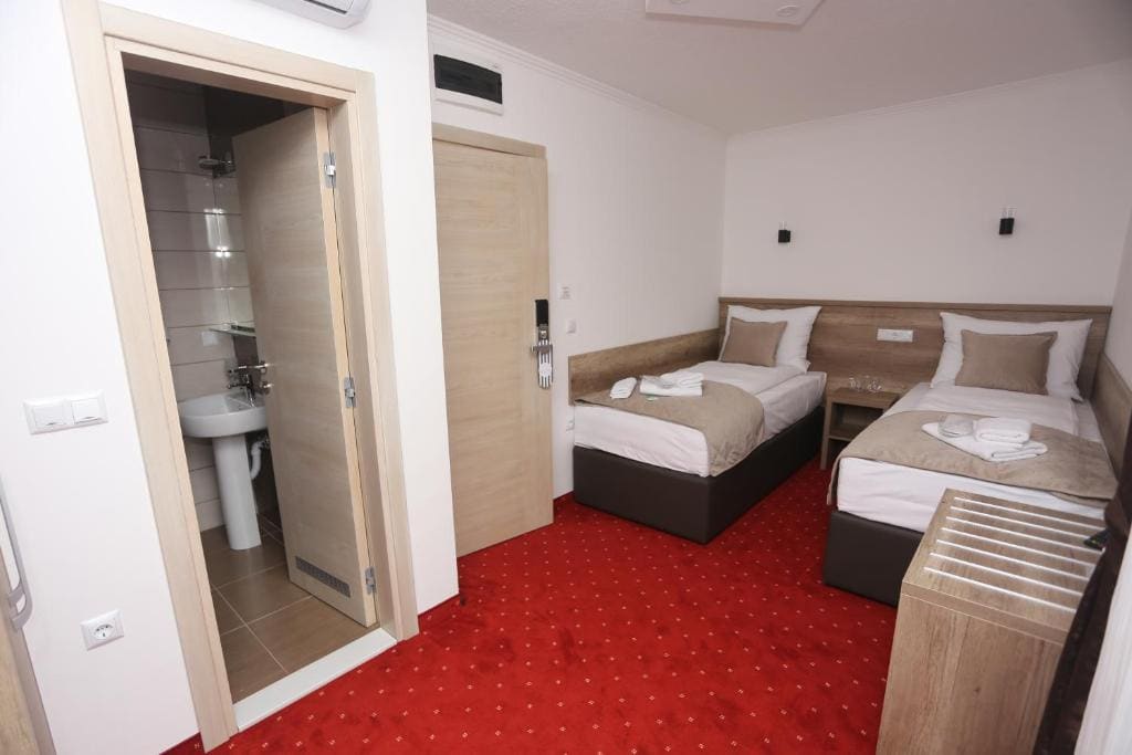 Deluxe Twin Room room - Image 2