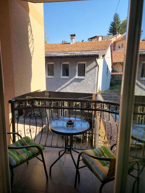 Double Room with Balcony room - Image 3