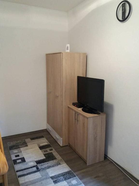 Deluxe Double Room with Shower room - Image 2
