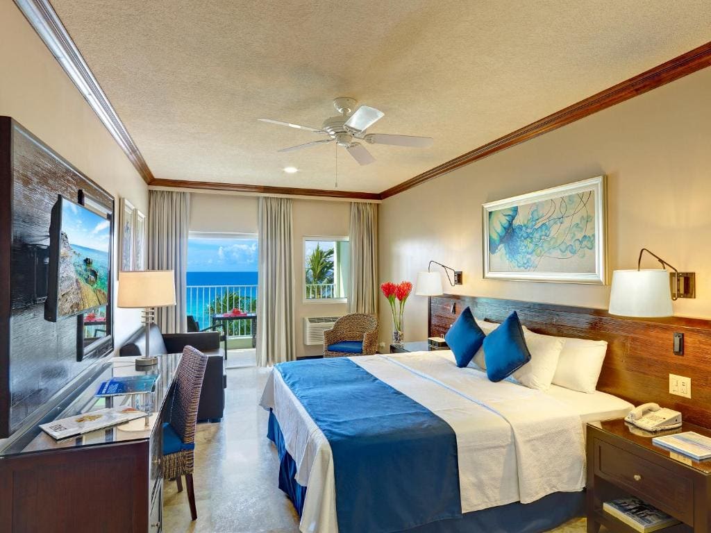 Deluxe Oceanfront Room room - Image 2