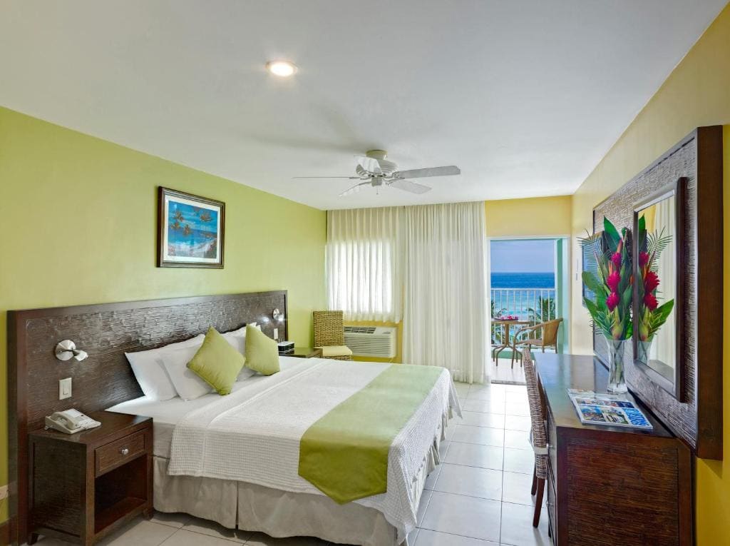 Superior Ocean Front Room room - Image 1