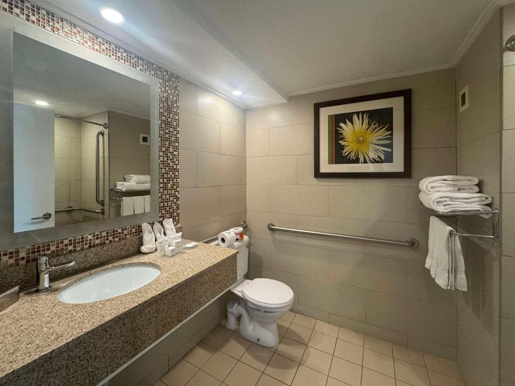 Queen Room - Accessible/Non-Smoking room - Image 2