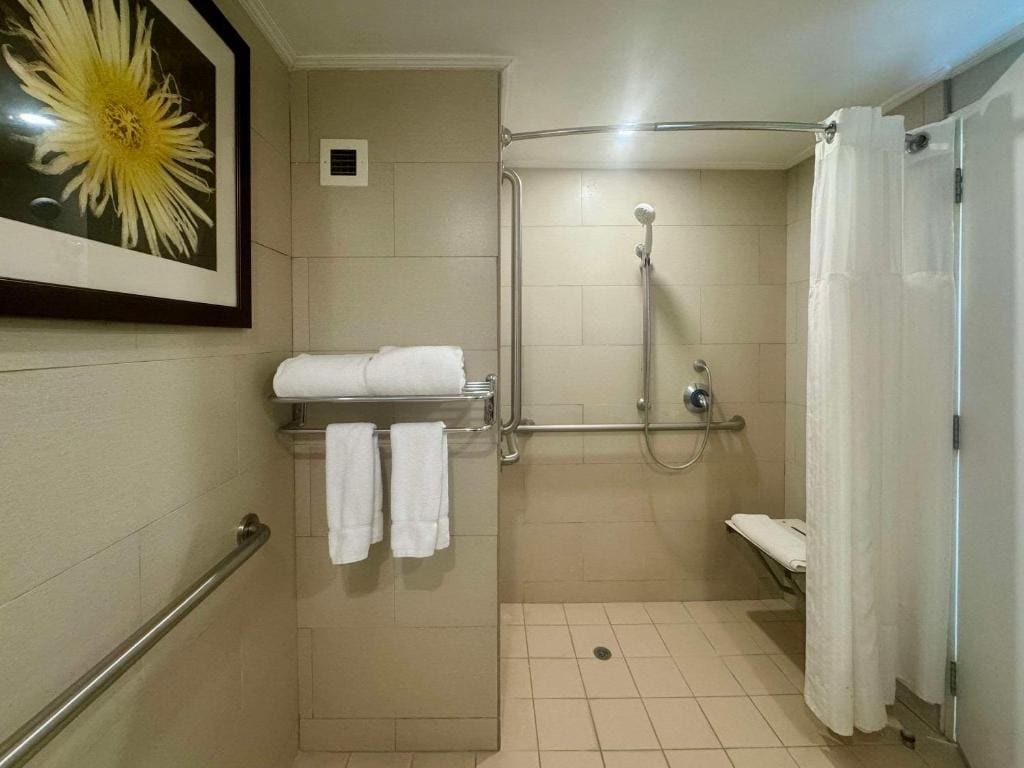 Queen Room - Accessible/Non-Smoking room - Image 3