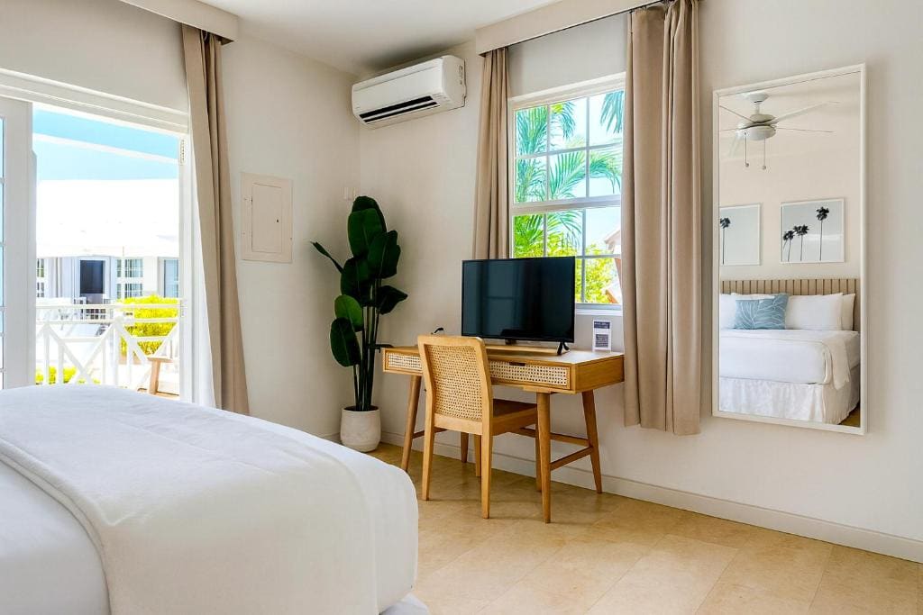 King Suite with Pool View room - Image 2