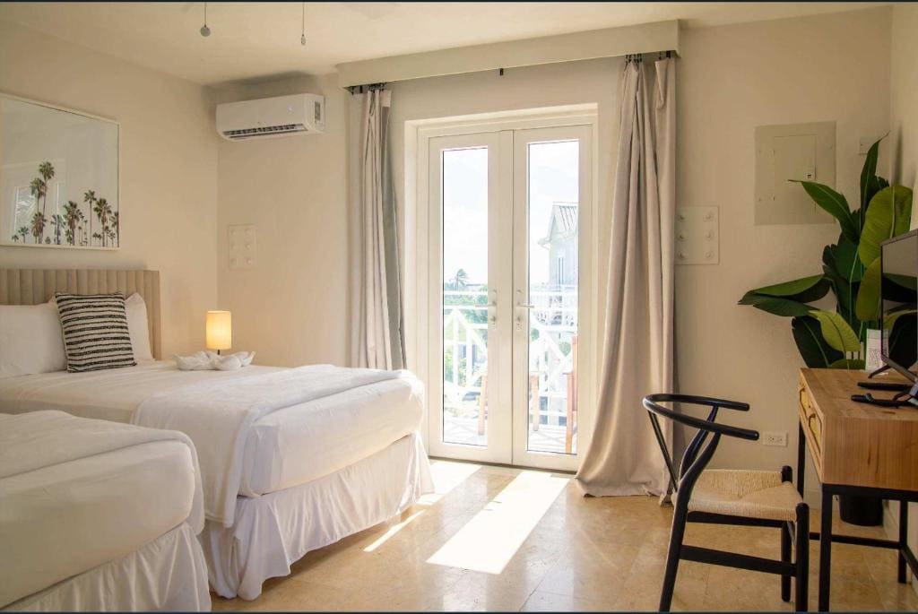 Double Room with Pool View room - Image 2