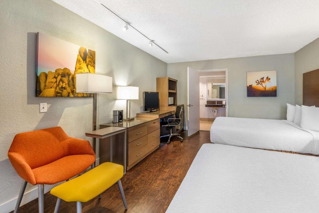 Queen Room with Two Queen Beds - Non-Smoking room - Image 3