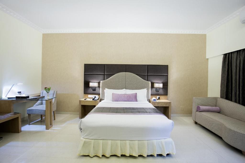 Deluxe Queen Room room - Image 3