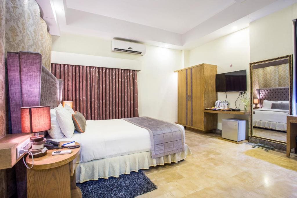 Deluxe Queen Room room - Image 2