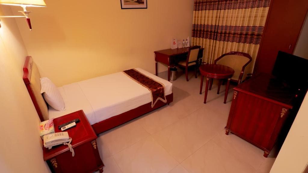 Single Room with Bathroom room - Image 2