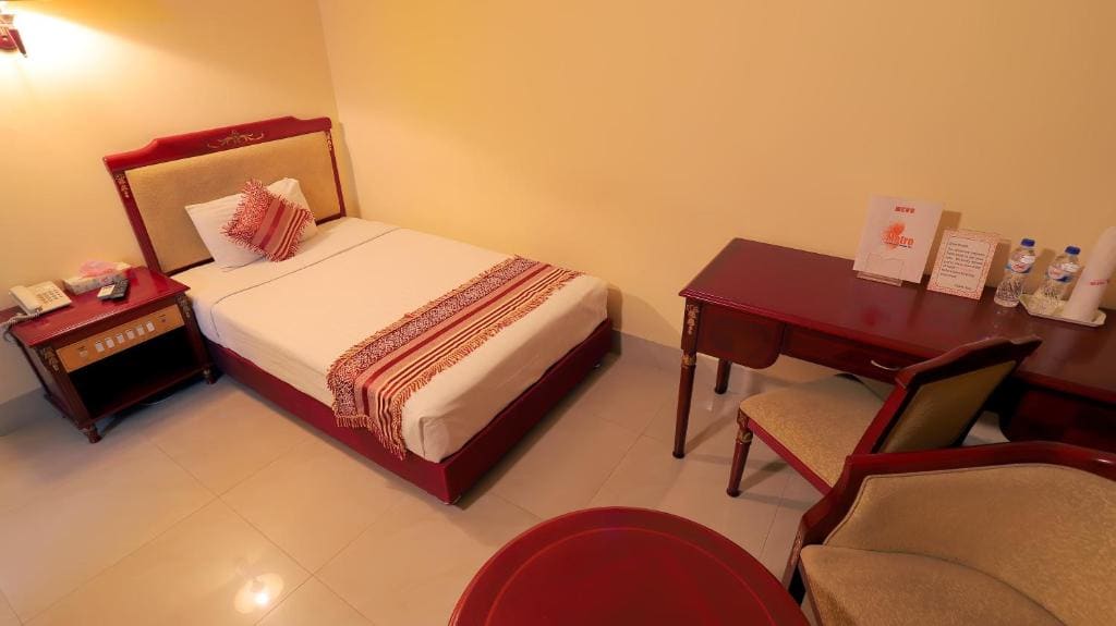 Single Room with Bathroom room - Image 3