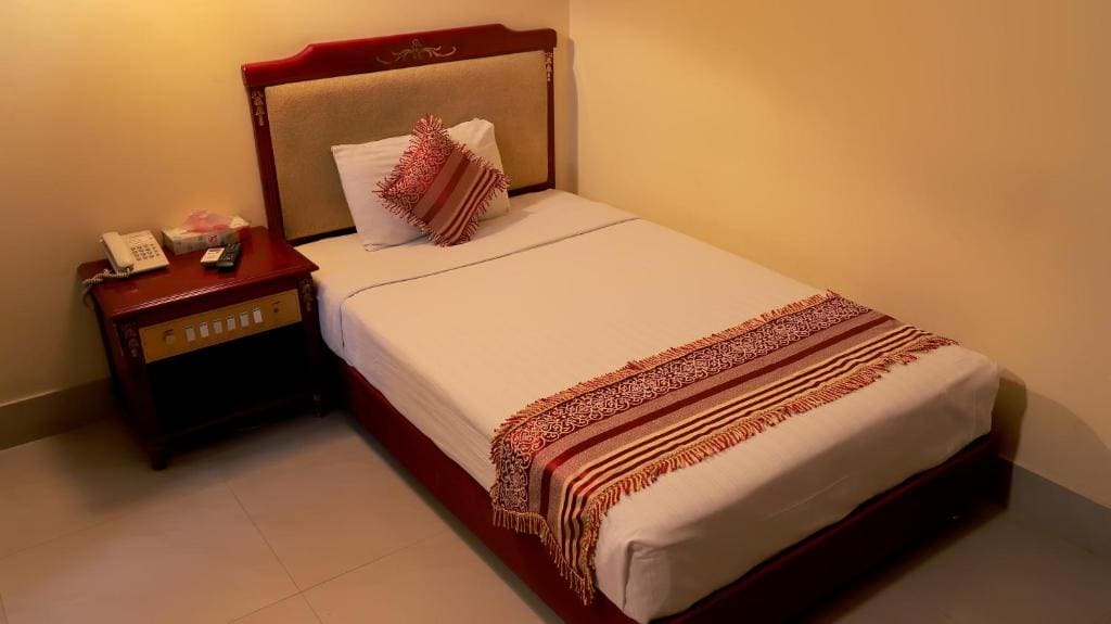 Single Room with Bathroom room - Image 1