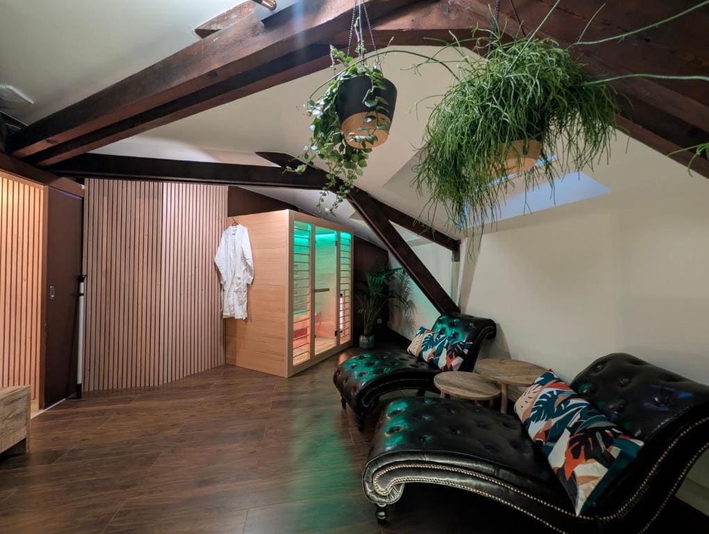 Deluxe Suite with Spa Bath room - Image 2