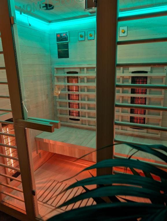 Deluxe Suite with Spa Bath room - Image 1