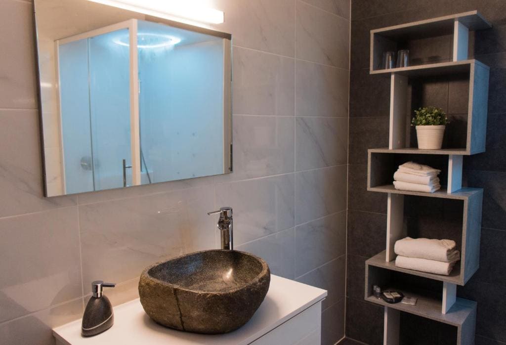 Suite with Hamam Shower room - Image 3