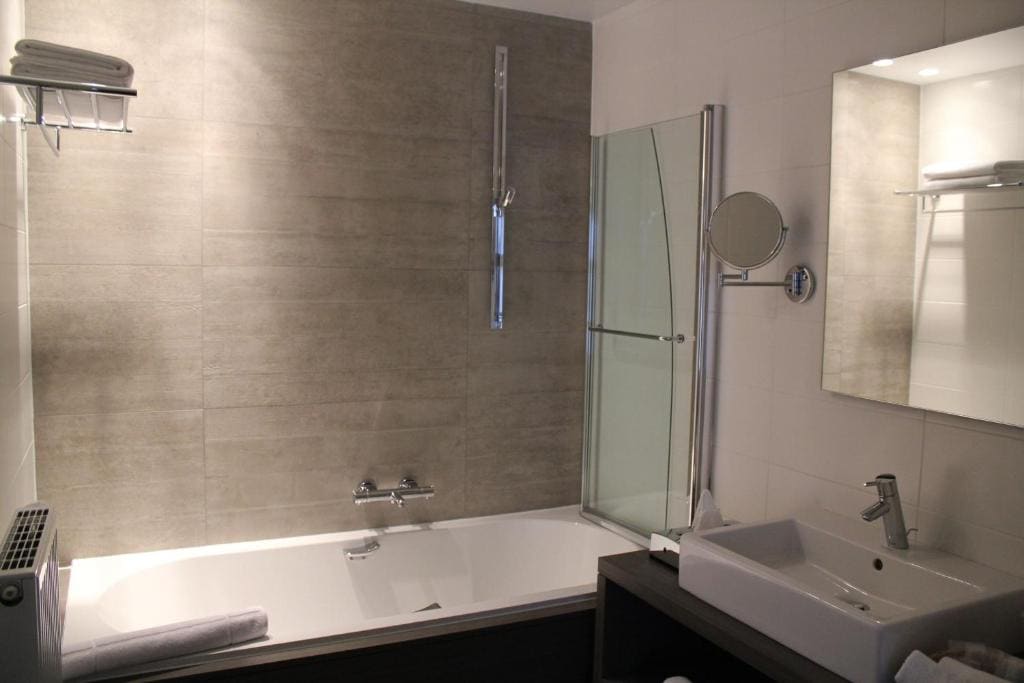 Standard Double Room with Balcony room - Image 3