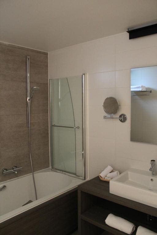 Superior Double Room with Balcony room - Image 3