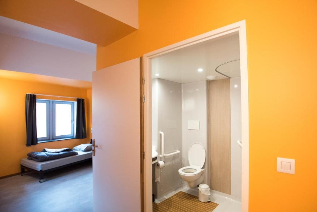 Single Bed in Dormitory Room room - Image 1