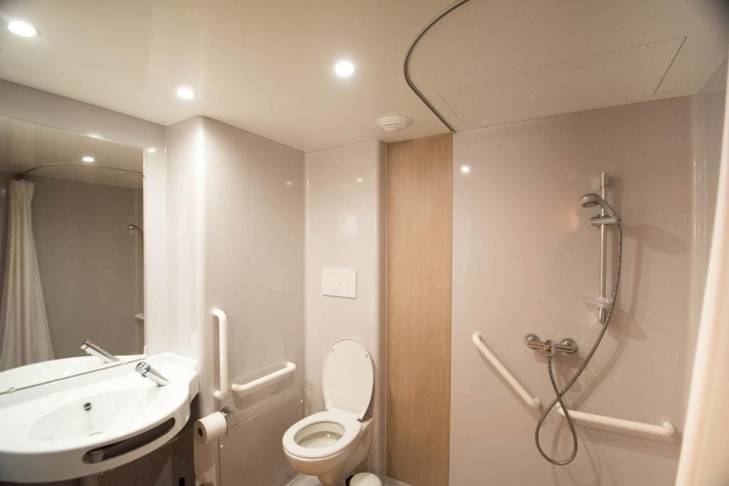 Standard Family Room room - Image 2
