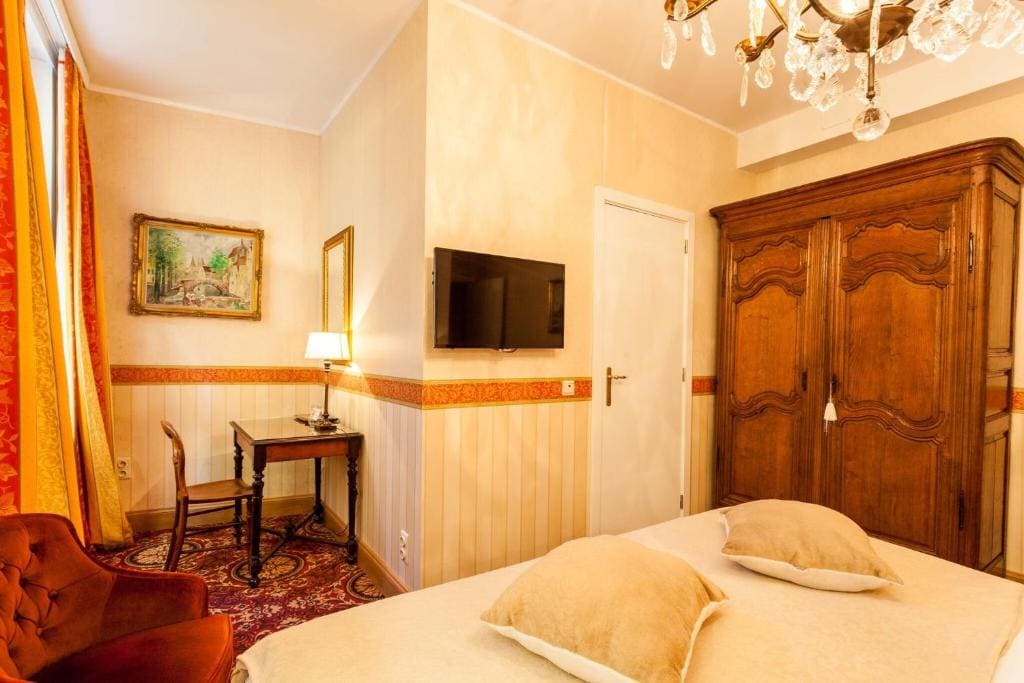 Courtyard Deluxe Suite with Bath room - Image 3