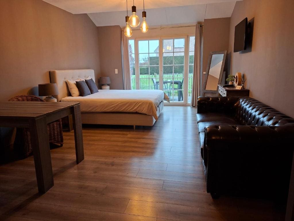 Deluxe Double Room with Shower room - Image 3