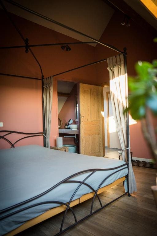 Five-Bedroom House room - Image 1