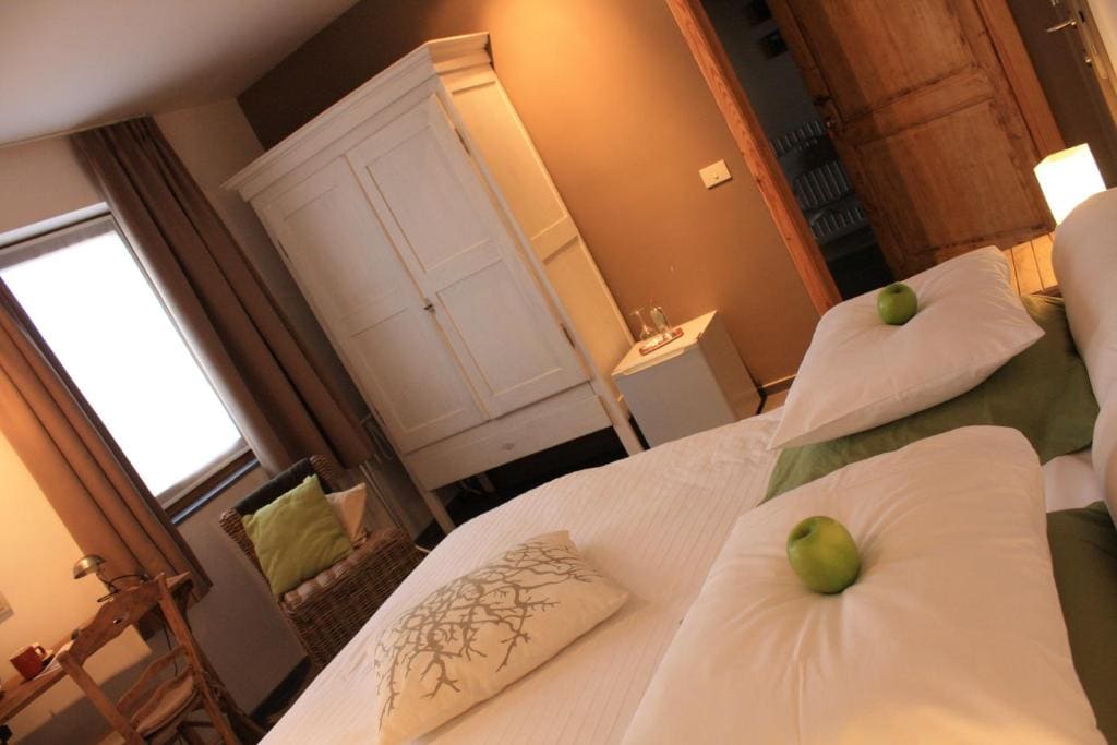 Five-Bedroom House room - Image 2