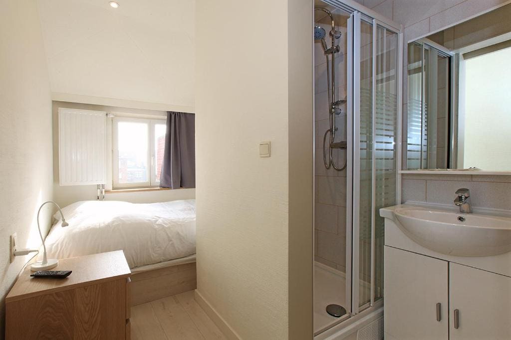Basic Triple Room with Shared Bathroom room - Image 2